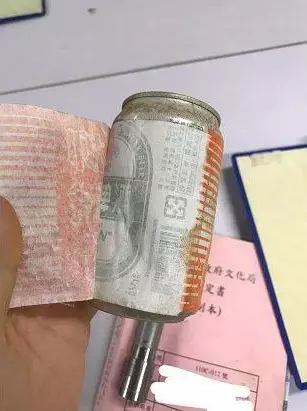 路上撿到柳橙汁!他一割開傻眼「原來是工地限定版」 網氣喊「不能說的秘密」:太危險了