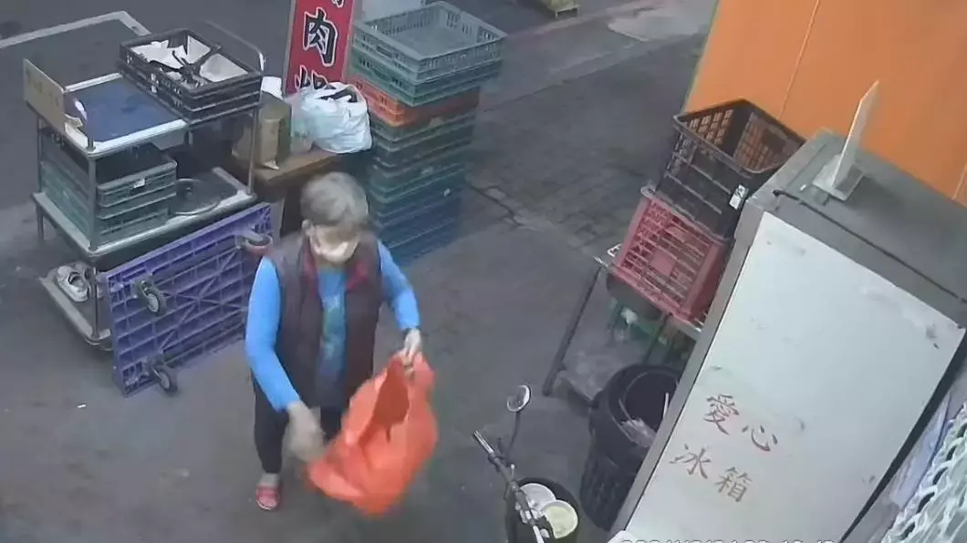 高雄老婦生活優渥卻貪心,一次拿走21個愛心便當,被抓包喊冤才拿6個,志工拿出證據她啞口無言