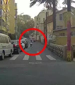 接了個寂寞!粗心爸爸接女兒,把行李放好後「直接開車就跑」,女兒在車後一路狂追,網笑翻:孩子不要了嗎