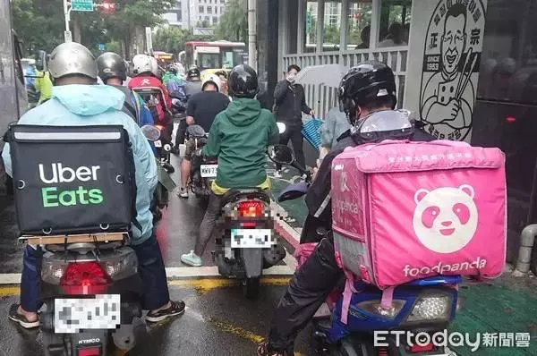 外送員打破公司賠不起,店家暖心不要賠償,沒想到時隔5個月員工驚收到一條簡訊淚目:一個花盆看清人品