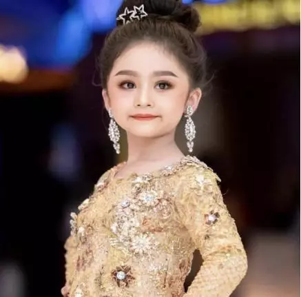 7歲泰國小女孩再獲「選美冠軍」！畫濃妝踩高跟「幹練走秀」氣場不輸超模　卸妝後完全換個人