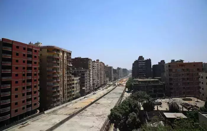 埃及政府蓋了一條「離住家不到50公分」的高速公路！ 官方承認「我們是故意的」：沒事，很安全的