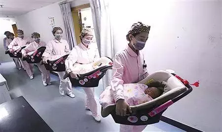首次見媽媽！新生寶寶「不哭反笑」   護士抱過去二話不説「扇了孩子一巴掌」寶媽：謝謝妳 