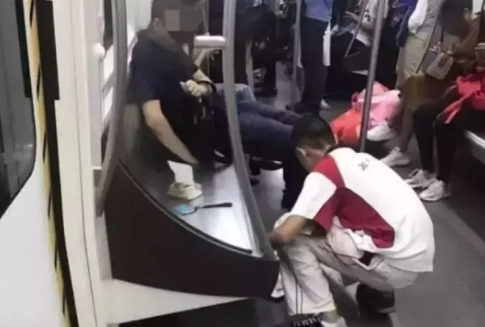 一節捷運兩種反差,不同家庭教育出來的孩子,真的有很大的不同