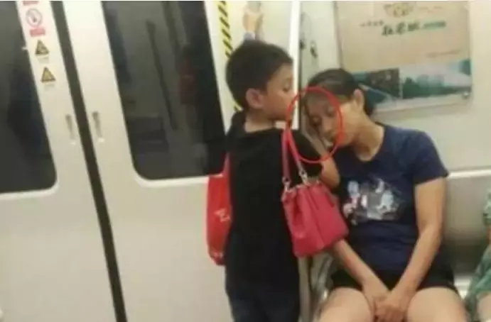 一節捷運兩種反差,不同家庭教育出來的孩子,真的有很大的不同