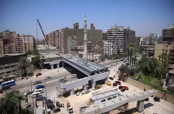埃及政府蓋了一條「離住家不到50公分」的高速公路！ 官方承認「我們是故意的」：沒事，很安全的