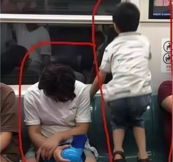 一節捷運兩種反差,不同家庭教育出來的孩子,真的有很大的不同