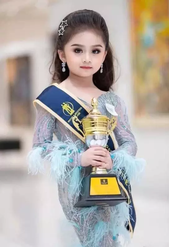 7歲泰國小女孩再獲「選美冠軍」！畫濃妝踩高跟「幹練走秀」氣場不輸超模　卸妝後完全換個人