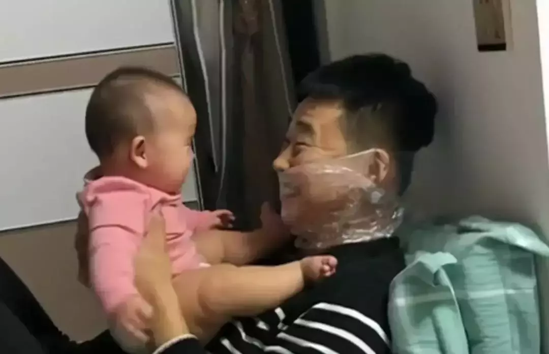 超細心爸爸裹保鮮膜親吻寶寶,神操作獲網友點贊:這個老爸太有愛