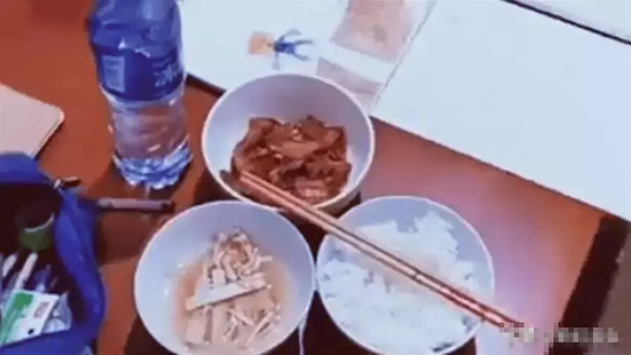 父子相依為命!「單親爸爸深夜下班」回家,看見兒子給自己留的「飯和字條」,忍不住流淚,網感動:來報恩的孩子
