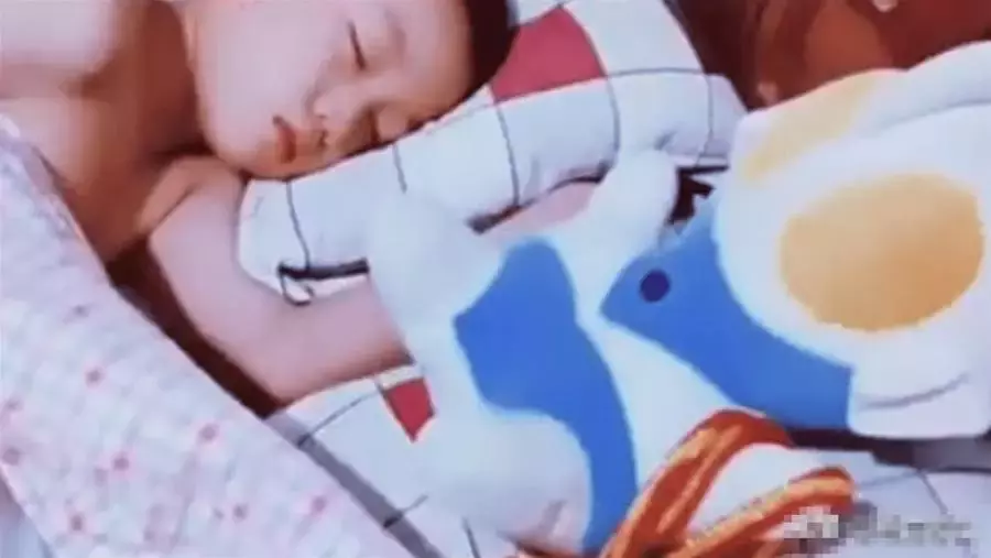 父子相依為命!「單親爸爸深夜下班」回家,看見兒子給自己留的「飯和字條」,忍不住流淚,網感動:來報恩的孩子
