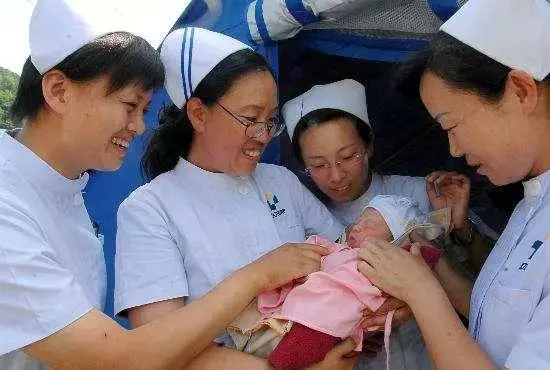 首次見媽媽！新生寶寶「不哭反笑」   護士抱過去二話不説「扇了孩子一巴掌」寶媽：謝謝妳 