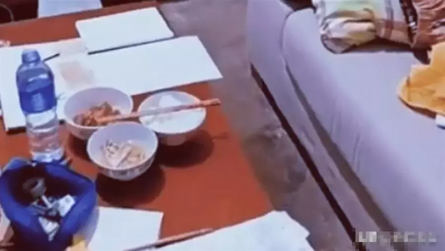 父子相依為命!「單親爸爸深夜下班」回家,看見兒子給自己留的「飯和字條」,忍不住流淚,網感動:來報恩的孩子