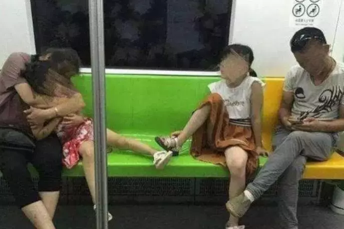 一節捷運兩種反差,不同家庭教育出來的孩子,真的有很大的不同