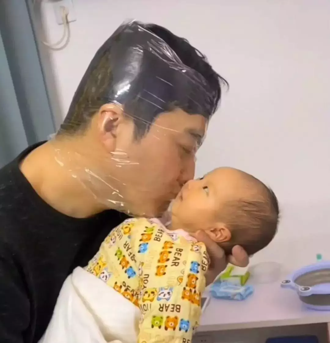 超細心爸爸裹保鮮膜親吻寶寶,神操作獲網友點贊:這個老爸太有愛