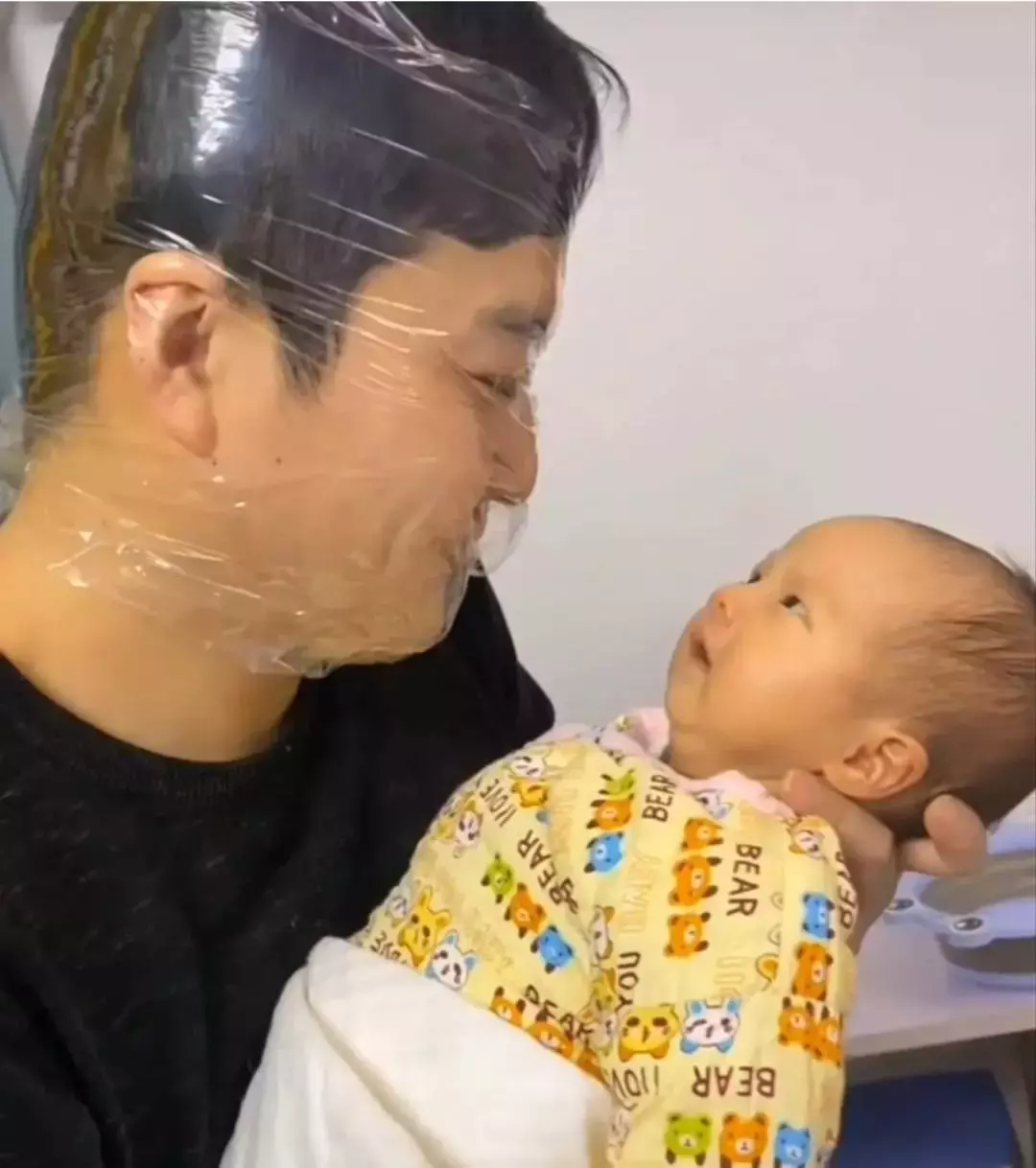 超細心爸爸裹保鮮膜親吻寶寶,神操作獲網友點贊:這個老爸太有愛