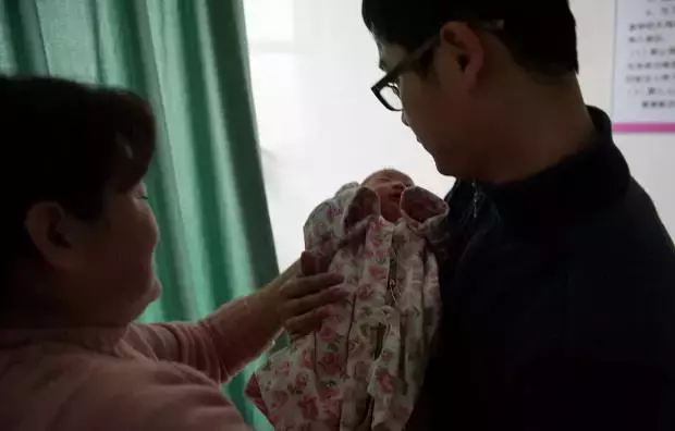 爸爸給兒子取名「東風」!護士登記時失誤「少寫一筆」 媽媽看完樂了:不改了