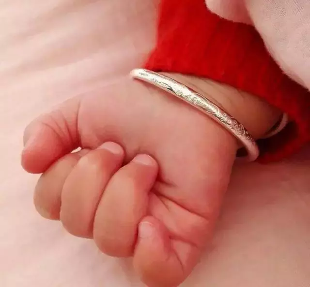 差點出事!奶奶送孫女祖傳銀手鐲「手鐲一天比一天亮」 醫生怒斥:趕緊摘掉