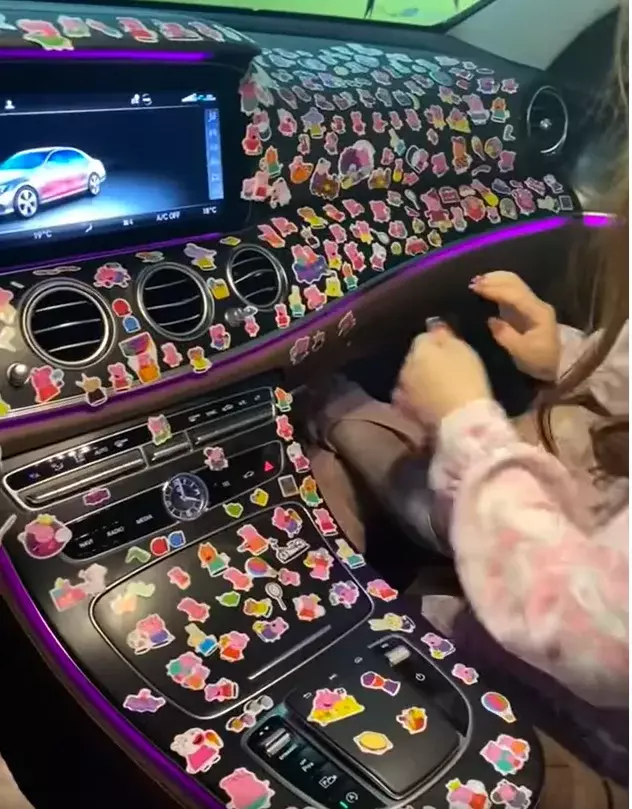 前世情人變仇人!賓士車被女兒「狂貼佩佩豬貼紙」方向盤也不放過 爸爸臉綠看傻了「網友秒揪疑點」