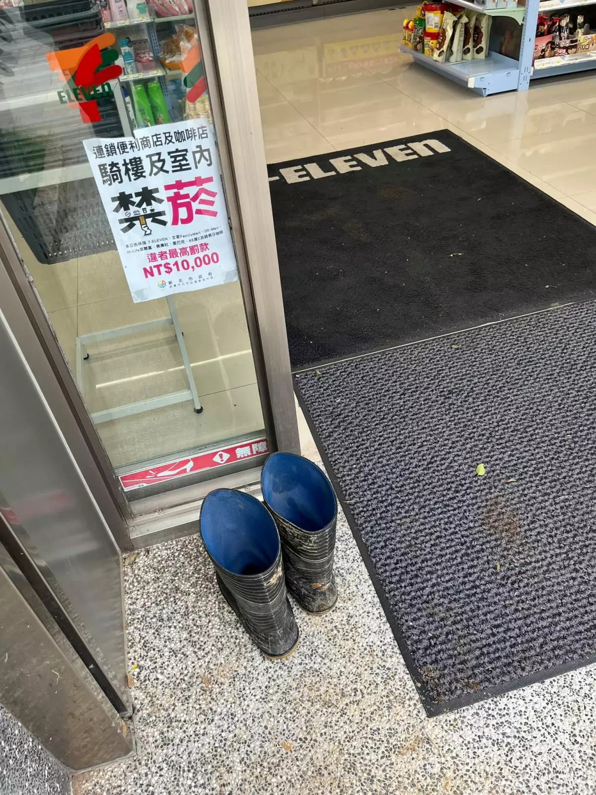 買東西不穿鞋?他發現「客人穿破襪逛超商」好睏惑 結帳後「走到超商門口秒感動」5萬人讚:值得敬佩