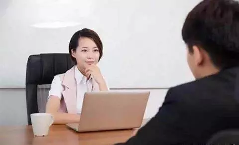 女面試官: 我兒子叫你兒子爸爸那我是你的誰,男子神回復被當場錄取!!
