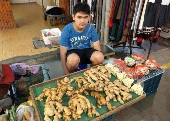阿公不捨孫送走養身邊,孝孫「13歲擺攤報答養育恩」婉拒救助「要靠雙手打拚」:三餐溫飽就足夠!