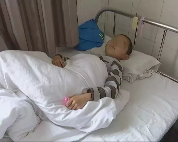 路邊撿到一塊百萬手錶!9歲男孩「秒送警局」不收回禮 4個月後「失主成恩人」救他一命:好人好報