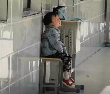 她真的是天使!三歲寶寶考場外獨自等媽媽,兩個小時不哭不鬧「乖得讓人心疼」,網歎:這孩子是上輩子來報恩的嗎