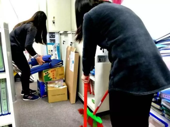 一疊7000元!媽整理房間「翻到大把50元舊鈔」想去換錢,3千網友出動「紛紛阻止」:根本傳家寶!