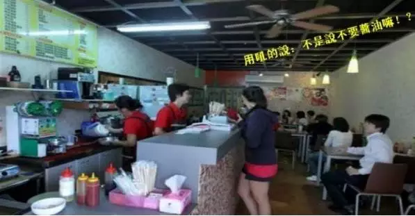 奧客不滿店員服務,故意大吼「沒出息才會在這工作」她淡定轉身「打開電扇」一句話惹全場爆贊:最強反擊!