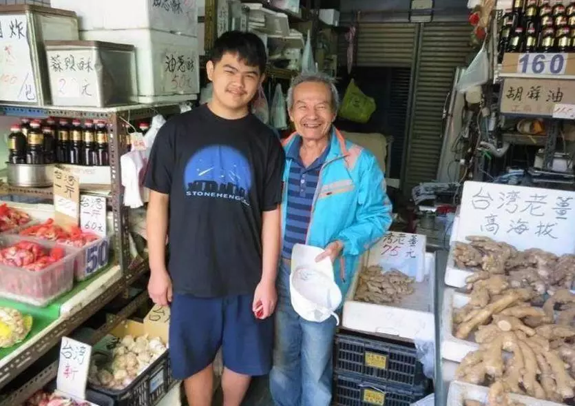 阿公不捨孫送走養身邊,孝孫「13歲擺攤報答養育恩」婉拒救助「要靠雙手打拚」:三餐溫飽就足夠!