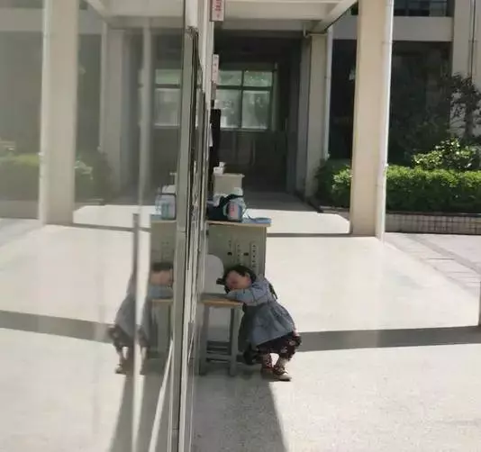 她真的是天使!三歲寶寶考場外獨自等媽媽,兩個小時不哭不鬧「乖得讓人心疼」,網歎:這孩子是上輩子來報恩的嗎