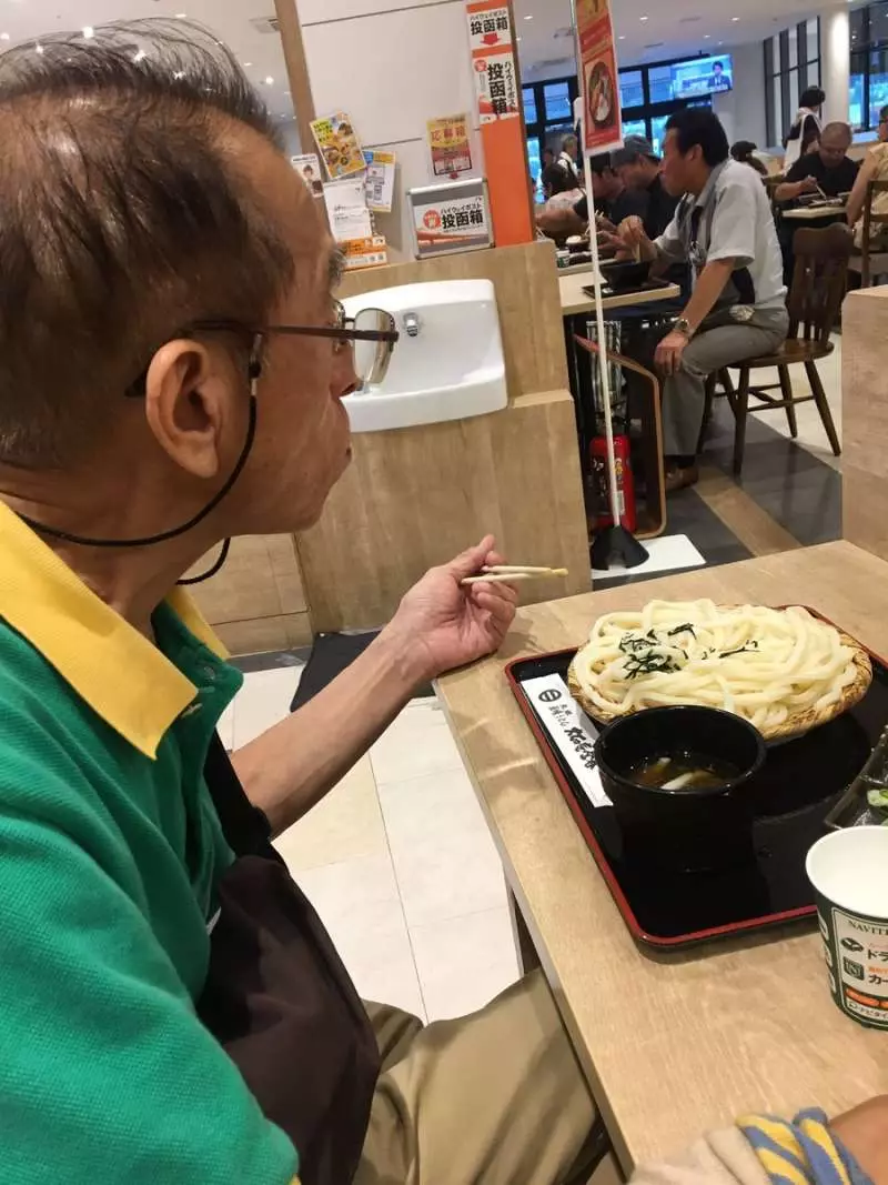 破了一補再補!老爸「超舊Polo衫穿破還不換」女兒超無奈 有天翻到「一張舊照片」秒懂淚崩:18年沒變過的愛