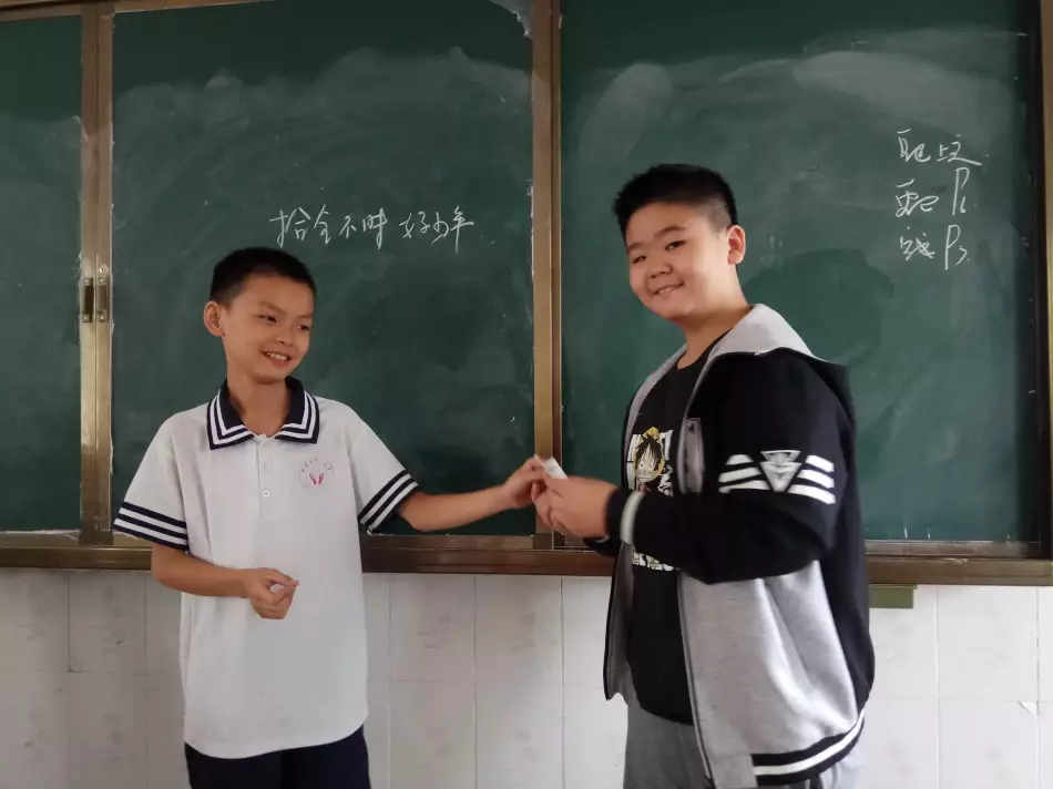 路邊撿到一塊百萬手錶!9歲男孩「秒送警局」不收回禮 4個月後「失主成恩人」救他一命:好人好報