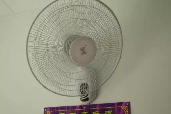 奧客不滿店員服務,故意大吼「沒出息才會在這工作」她淡定轉身「打開電扇」一句話惹全場爆贊:最強反擊!