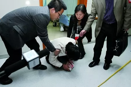 路邊撿到一塊百萬手錶!9歲男孩「秒送警局」不收回禮 4個月後「失主成恩人」救他一命:好人好報