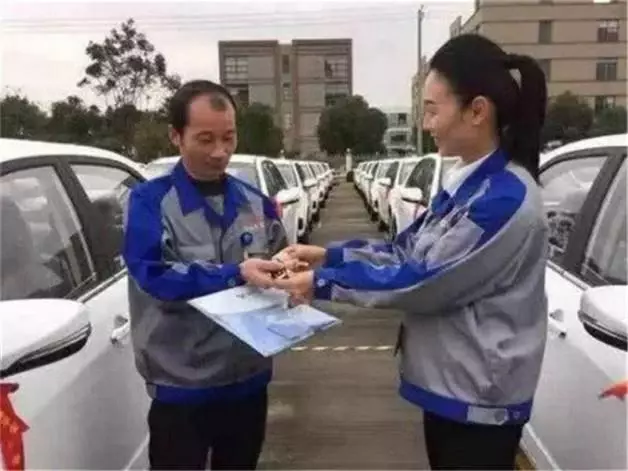 太會算計!老闆「買368輛汽車」 獎勵業績出眾員工 了解真相後,員工全傻眼:愛給誰給誰吧