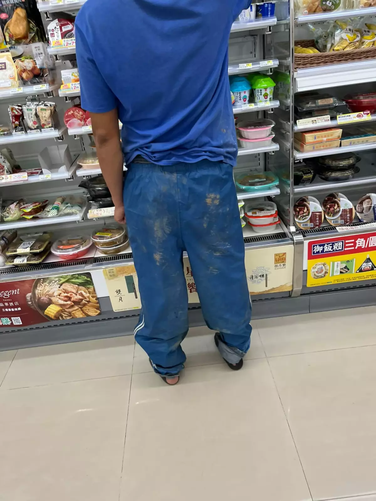 買東西不穿鞋?他發現「客人穿破襪逛超商」好睏惑 結帳後「走到超商門口秒感動」5萬人讚:值得敬佩