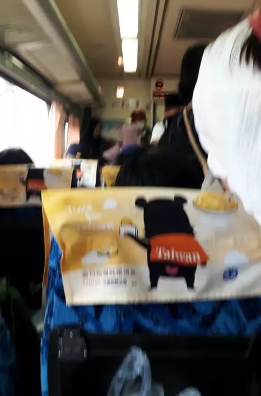 火車位被佔心軟讓座,卻被傲慢對待,怒喊「起來我不讓了」:抱歉,我的善良很貴,你踐踏不起!
