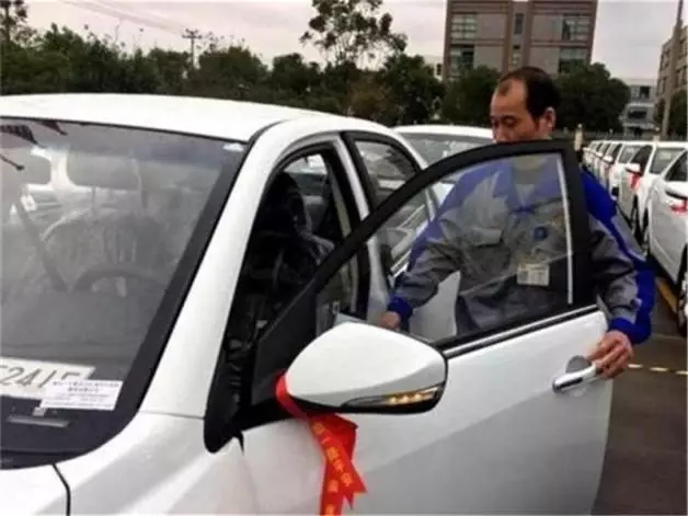 太會算計!老闆「買368輛汽車」 獎勵業績出眾員工 了解真相後,員工全傻眼:愛給誰給誰吧