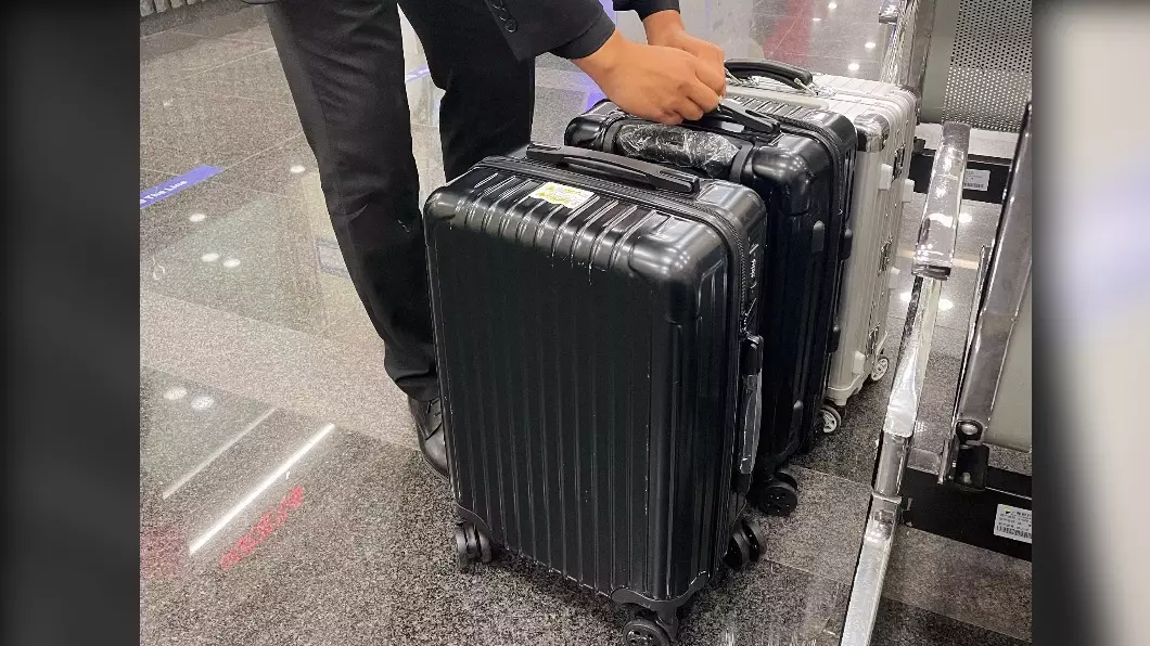 銀行態度太差!網紅霸氣「一次領出2100萬現金」開名車載走 銀行反嗆「他有錯在先」結果被監視器打臉