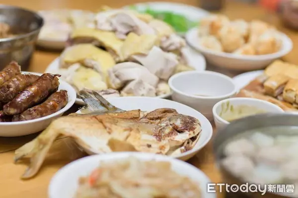 及時行孝!獨居單親媽「母親節備整桌飯菜」卻等不到兒子 4天後獨子回家「再也沒機會慶祝」下跪痛哭:媽我錯了