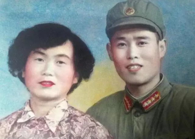 爸你當年怎麼下得了手?爸媽婚前合照「乍看以為是兄弟」 網笑翻瘋曬「更狂父母舊照」:我的天啊
