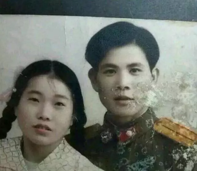 爸你當年怎麼下得了手?爸媽婚前合照「乍看以為是兄弟」 網笑翻瘋曬「更狂父母舊照」:我的天啊