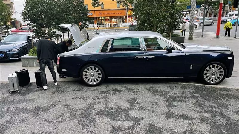 銀行態度太差!網紅霸氣「一次領出2100萬現金」開名車載走 銀行反嗆「他有錯在先」結果被監視器打臉
