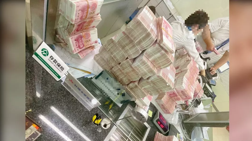銀行態度太差!網紅霸氣「一次領出2100萬現金」開名車載走 銀行反嗆「他有錯在先」結果被監視器打臉