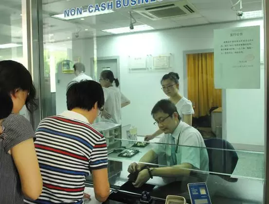 老父走後留下了45萬存款!銀行人員卻要「本人來取」 兒子施妙計「銀行人員慌了」連忙道歉給錢