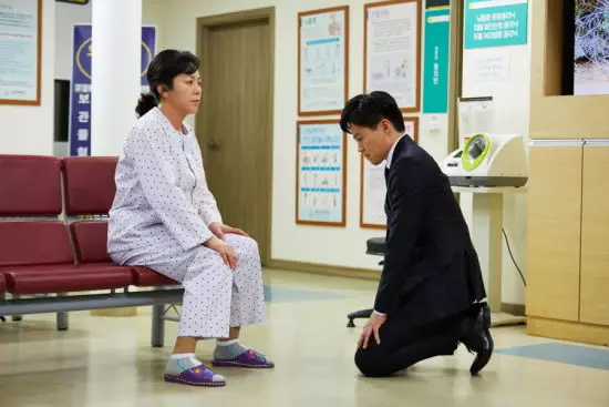 及時行孝!獨居單親媽「母親節備整桌飯菜」卻等不到兒子 4天後獨子回家「再也沒機會慶祝」下跪痛哭:媽我錯了
