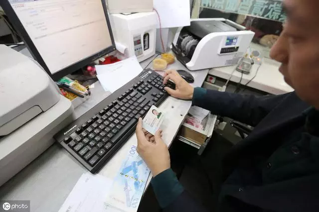 老父走後留下了45萬存款!銀行人員卻要「本人來取」 兒子施妙計「銀行人員慌了」連忙道歉給錢