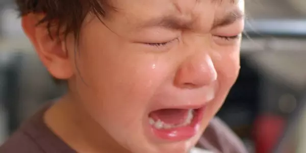 小孩郵局亂抽「幾十張號碼牌」,下一秒媽媽「霸氣神教育」讓他立馬乖乖「自己收尾」!